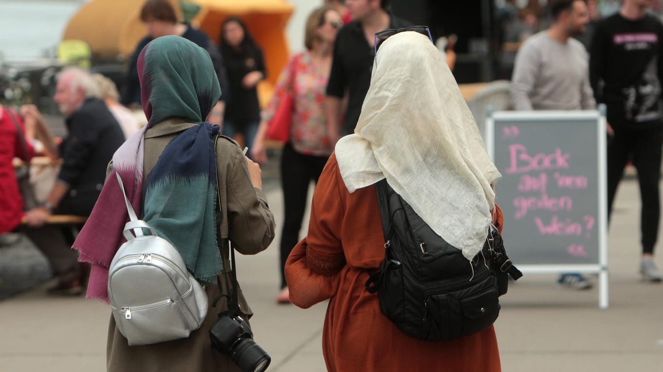 Muslima bei einem Spaziergang: Das Gericht wertete den Angriff in Berlin als muslimfeindlich und somit als strafverschärfend.
