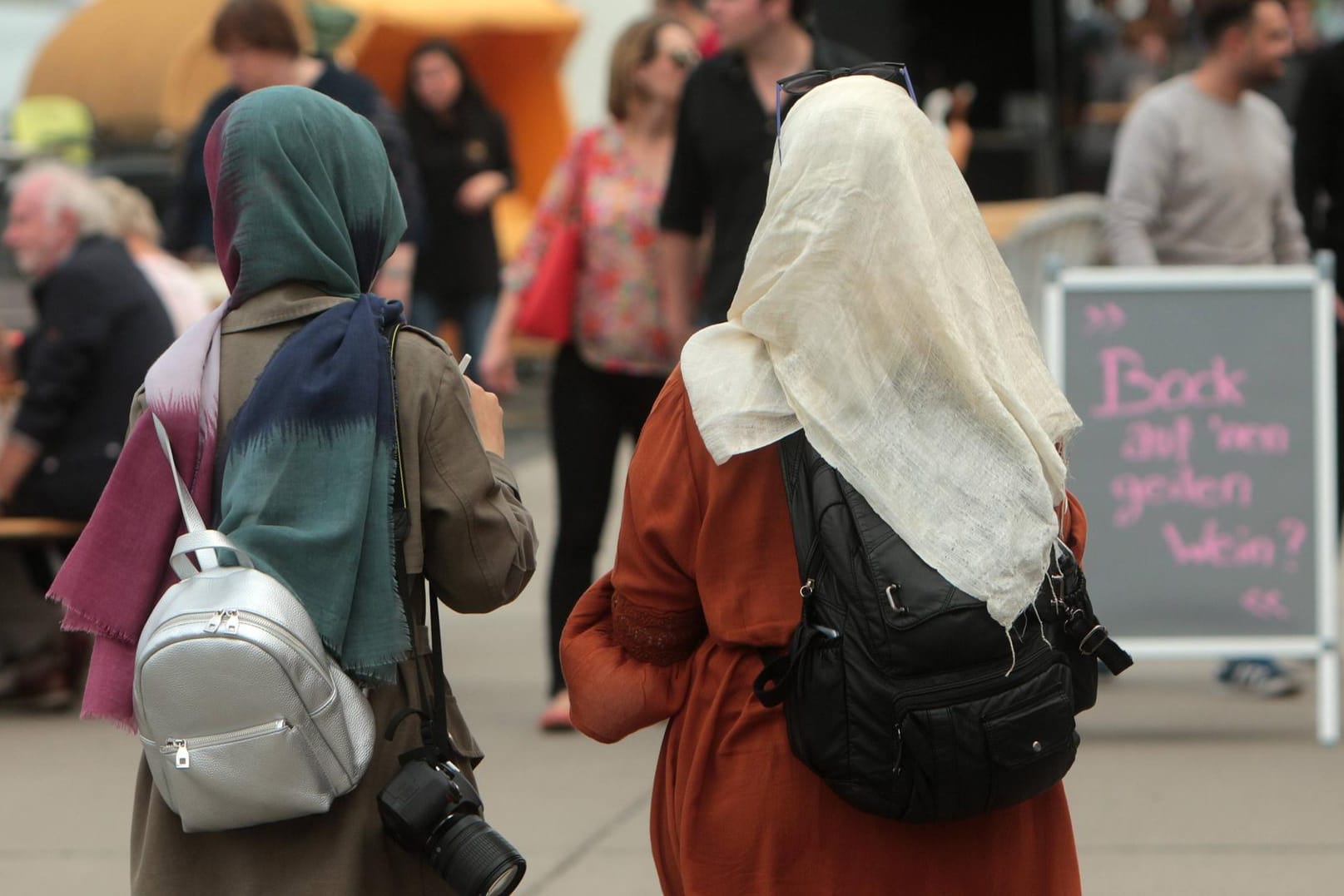 Muslima bei einem Spaziergang: Das Gericht wertete den Angriff in Berlin als muslimfeindlich und somit als strafverschärfend.