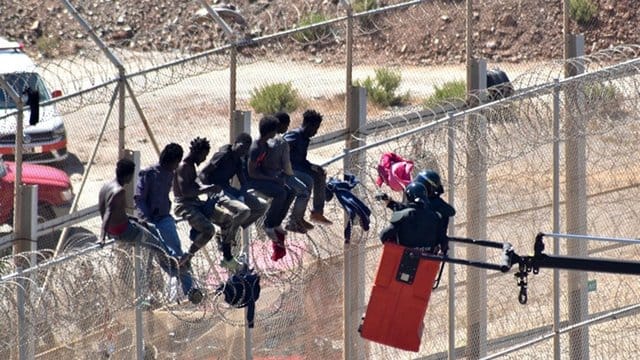 Ansturm auf Europa: Flüchtlinge auf dem Grenzzaun der spanischen Exklave Ceuta, die auf marokkanischem Gebiet liegt. Ansturm auf Europa: Flüchtlinge auf dem Grenzzaun der spanischen Exklave Ceuta, die auf marokkanischem Gebiet liegt.