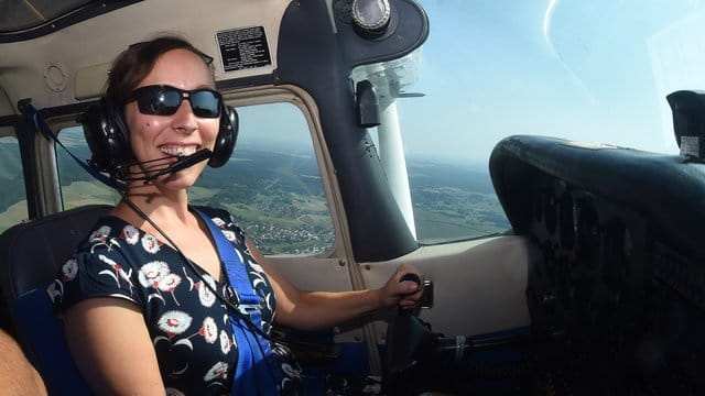 Suzanna Randall sitzt während ihres Flugunterrichts im Cockpit einer Cessna. Suzanna Randall sitzt während ihres Flugunterrichts im Cockpit einer Cessna.