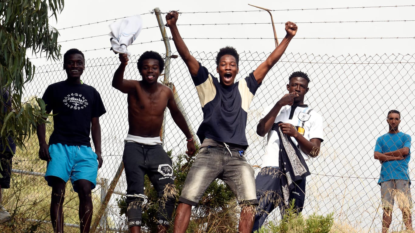 Migranten feiern den Grenzübergang in Ceuta: 115 Geflüchtete konnten einen sechs Meter hohen doppelten Grenzzaun überwinden und so nach Ceuta gelangen.