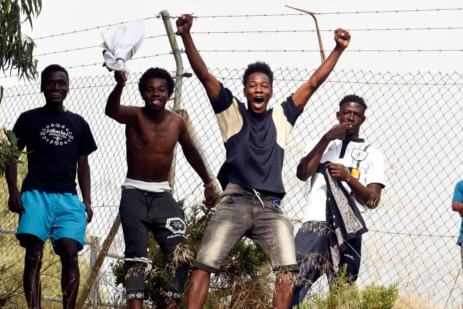 Migranten feiern den Grenzübergang in Ceuta: 115 Geflüchtete konnten einen sechs Meter hohen doppelten Grenzzaun überwinden und so nach Ceuta gelangen.