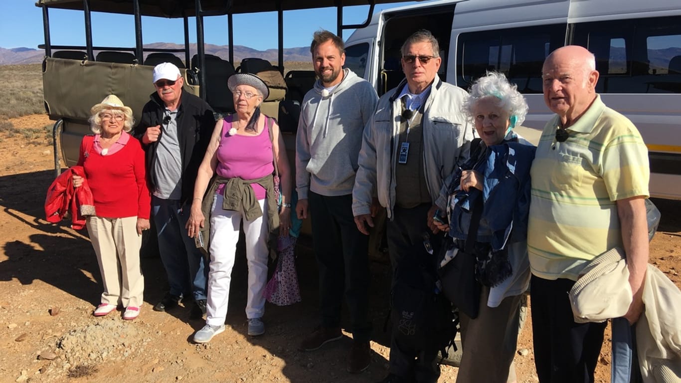 Auf Safari in Südafrika: Steven Gätjen (M.) mit Erika, Bernd, Marianne, Lothar, Christina und Norbert.