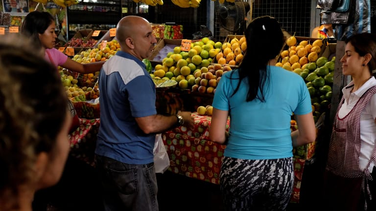 Ein Obststand in der Hauptstadt Caracas: Viele Menschen aus Venezuela können sich alltägliche Dinge nicht mehr leisten.