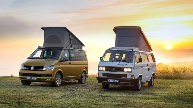 30 Jahre Camping-Bulli: Das feiert VW unter anderem mit dem Sondermodell 30 Years California (links), das wie der Urahn von 1988 (rechts) ein Aufstelldach bietet.