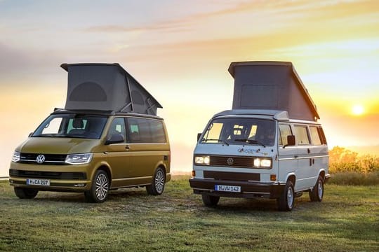 30 Jahre Camping-Bulli: Das feiert VW unter anderem mit dem Sondermodell 30 Years California (links), das wie der Urahn von 1988 (rechts) ein Aufstelldach bietet.