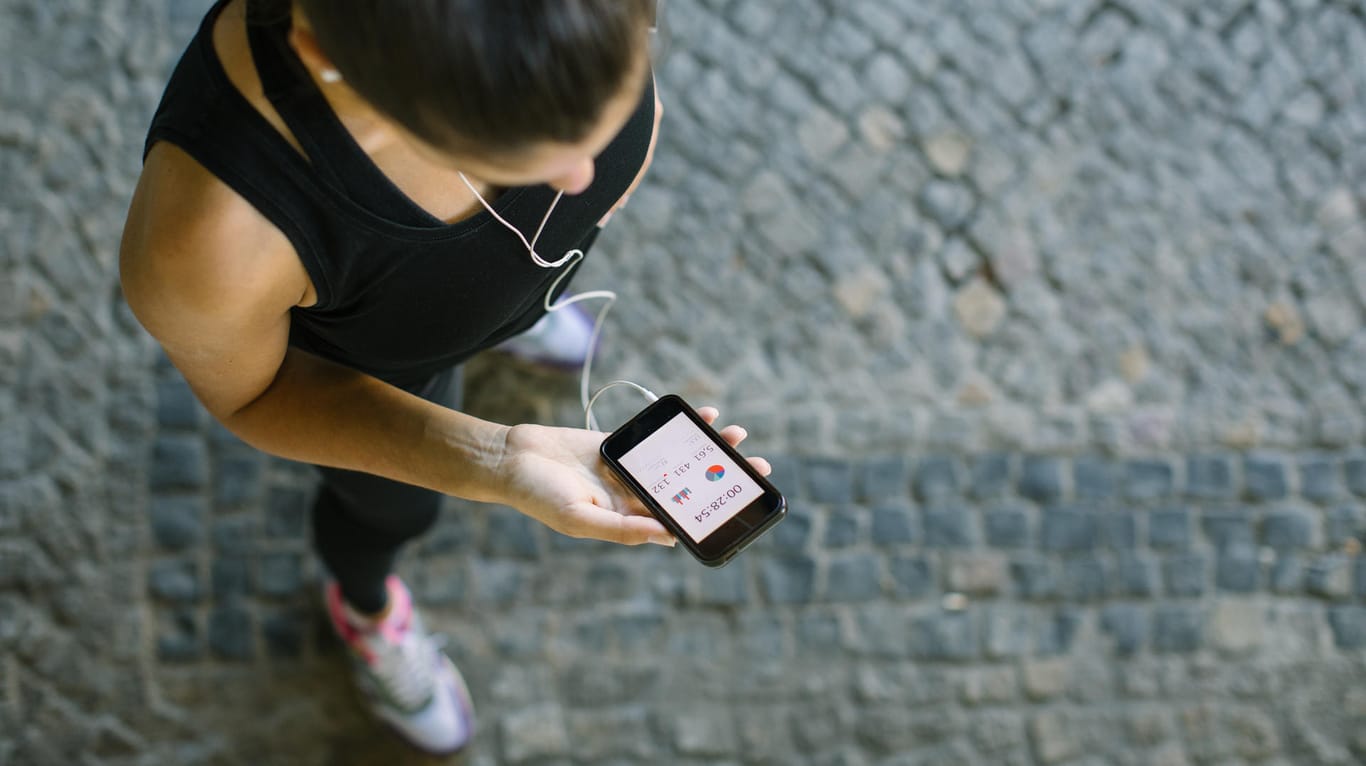 Joggerin mit Fitness-App: Google hat seine Fitness-App "Google Fit" gänzlich überarbeitet.