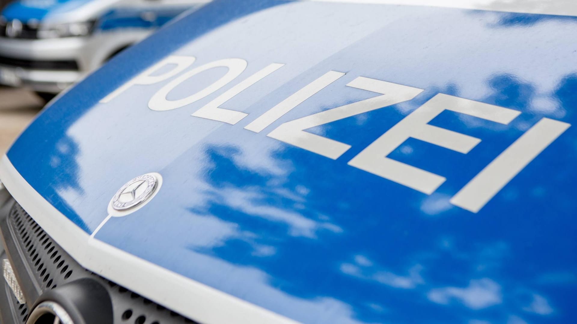Polizei im Einsatz: Die B10 musste nach dem Unfall mit Todesfolge kurzfristig gesperrt werden. Polizei im Einsatz: Die B10 musste nach dem Unfall mit Todesfolge kurzfristig gesperrt werden.