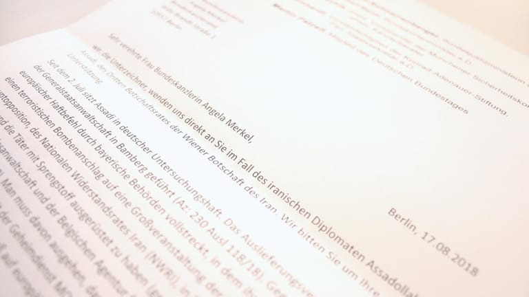 Der Brief an die Kanzlerin: Die Unterzeichner befürchten, politischer Druck aus Teheran könnte das Strafverfahren beeinflussen.