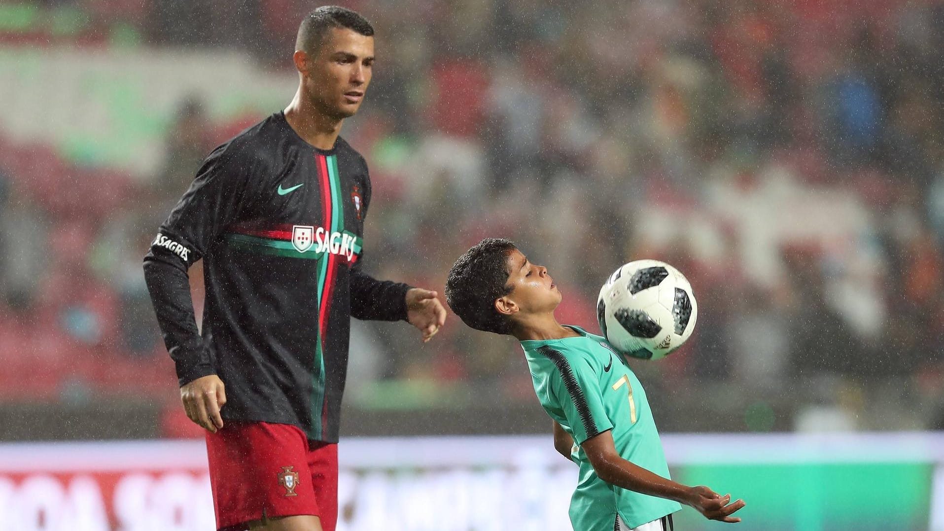 Talent: Cristiano Ronaldo (li.) nach Portugals WM-Spiel gegen Algerien mit seinem Sohn Cristianinho.