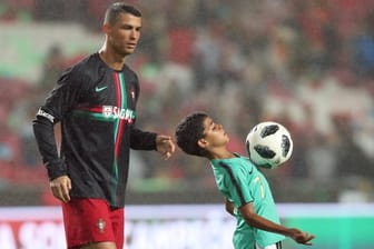 Talent: Cristiano Ronaldo (li.) nach Portugals WM-Spiel gegen Algerien mit seinem Sohn Cristianinho.