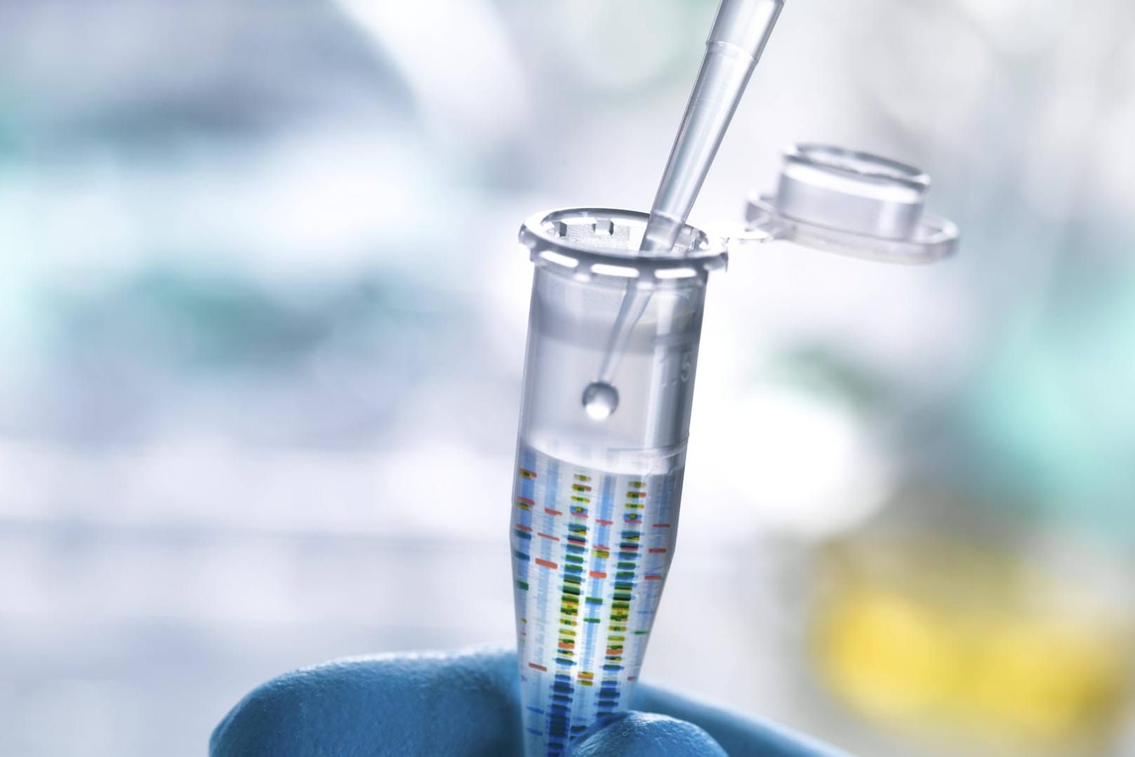 DNA-Untersuchungen: Die DNA des mutmaßlichen Täters konnte aus seiner Wohnung isoliert werden, nachdem er verschwunden war. So konnte 20 Jahre später eine Identifikation erfolgen.