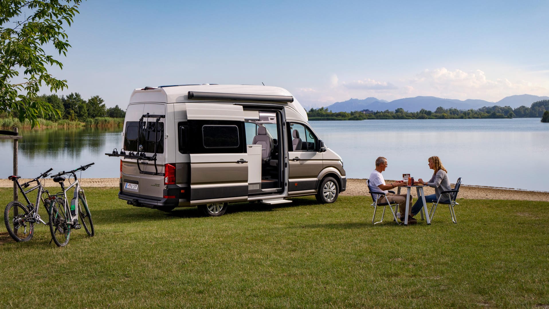 Geräumiger Gefährte für die große Fahrt: Der neue VW Grand California auf Crafter-Basis bietet ein Bett im Heck und ein Bad.