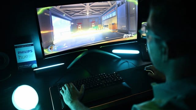 Philips zeigt auf der Gamescom ein System, das passend zum Spiel auf dem Monitor die entsprechende Farbstimmung erzeugt. Philips zeigt auf der Gamescom ein System, das passend zum Spiel auf dem Monitor die entsprechende Farbstimmung erzeugt.