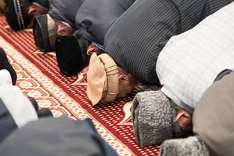 Betende Muslime: Die Zahl der Angriffe auf Muslime und Moscheen hat im ersten Halbjahr abgenommen.