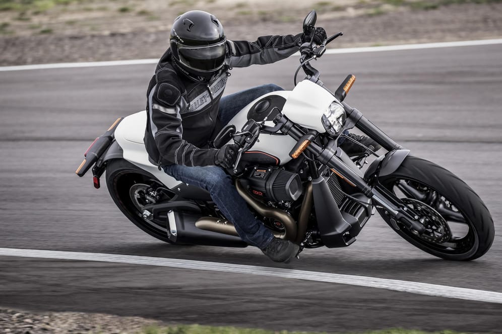 Harley-Davidson FXDR 114: Die Maschine ermöglicht Schräglagen von über 32 Grad.