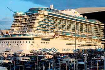 AIDAnova: Das neue Kreuzfahrtschiff der Reederei AIDA Cruises wird aus der geöffneten Werfthalle der Meyer-Werft ausgedockt.