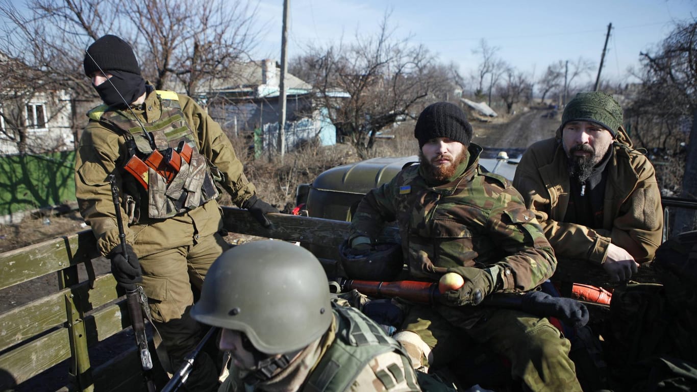 Soldaten in der Ostukraine: Zum Schulstart soll es in der Region wieder eine Waffenruhe geben.