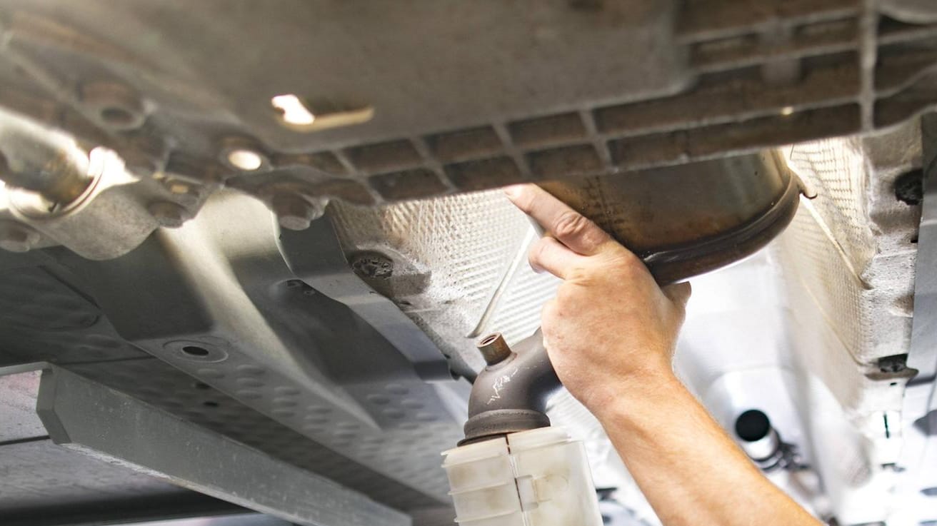 Ein Mitarbeiter in einer Werkstatt. In Berlin soll ein Behördenmitarbeiter gegen Geldzahlungen Termine für die Zulassung des Autos vermittelt haben. Ein Mitarbeiter in einer Werkstatt. In Berlin soll ein Behördenmitarbeiter gegen Geldzahlungen Termine für die Zulassung des Autos vermittelt haben.