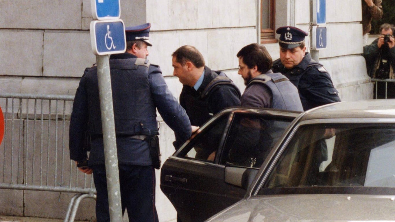 Marc Dutroux wird im Jahr 2000 von der Polizei abgeführt. Jetzt will er sich mit den Angehörigen der Opfern versöhnen.
