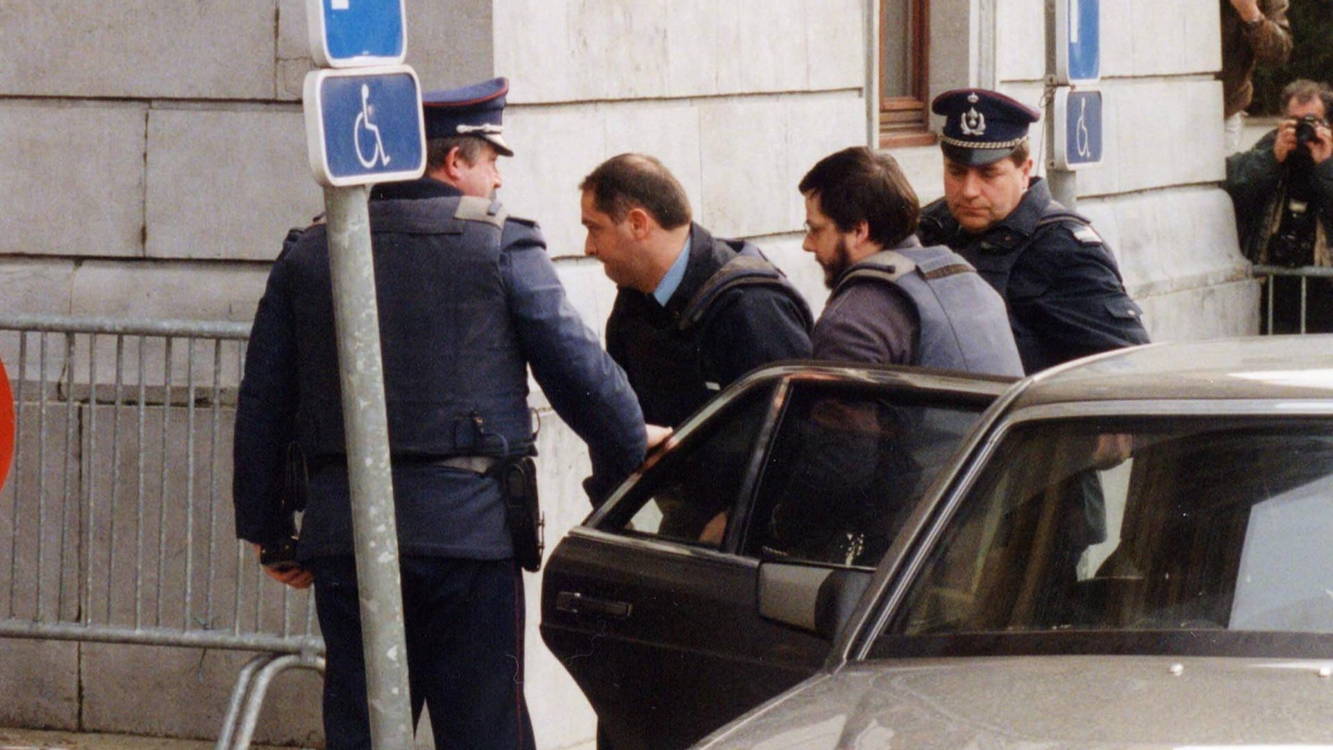 Marc Dutroux wird im Jahr 2000 von der Polizei abgeführt. Jetzt will er sich mit den Angehörigen der Opfern versöhnen. Marc Dutroux wird im Jahr 2000 von der Polizei abgeführt. Jetzt will er sich mit den Angehörigen der Opfern versöhnen.