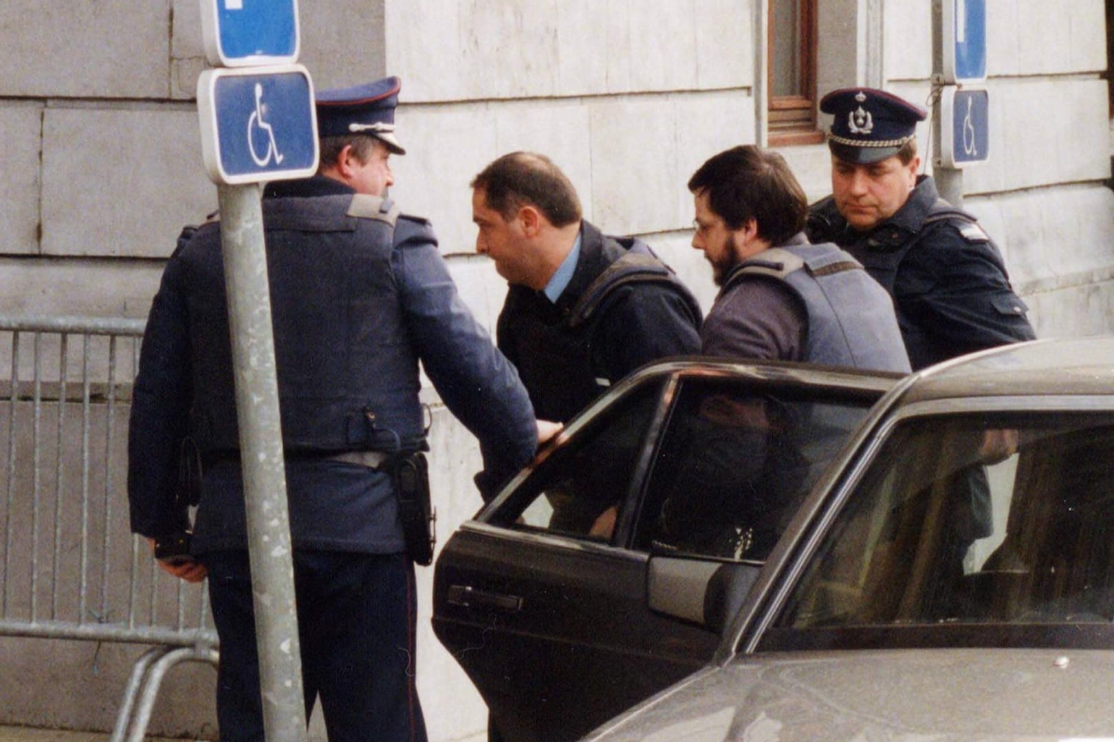 Marc Dutroux wird im Jahr 2000 von der Polizei abgeführt. Jetzt will er sich mit den Angehörigen der Opfern versöhnen.