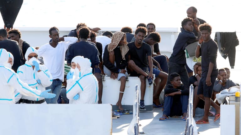 Flüchtlinge an Bord des Rettungsschiff "Diciotti". Die Migranten dürfen in Sizilien nicht an Land gehen.