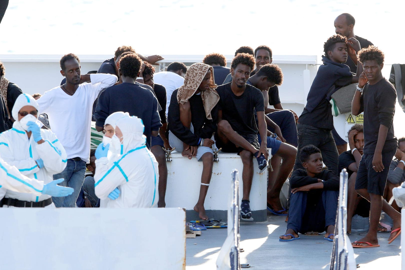 Flüchtlinge an Bord des Rettungsschiff "Diciotti". Die Migranten dürfen in Sizilien nicht an Land gehen.
