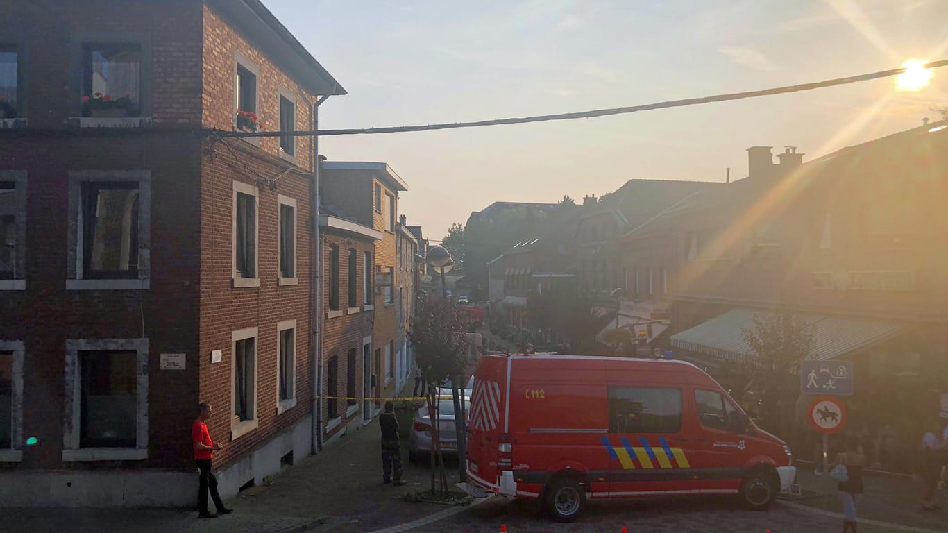 Die Polizei hat ein Restaurant in Belgien abgesperrt: Nahe der Grenze zu Deutschland sind am Mittwoch in dem Restaurant zwei Frauen erstochen worden.