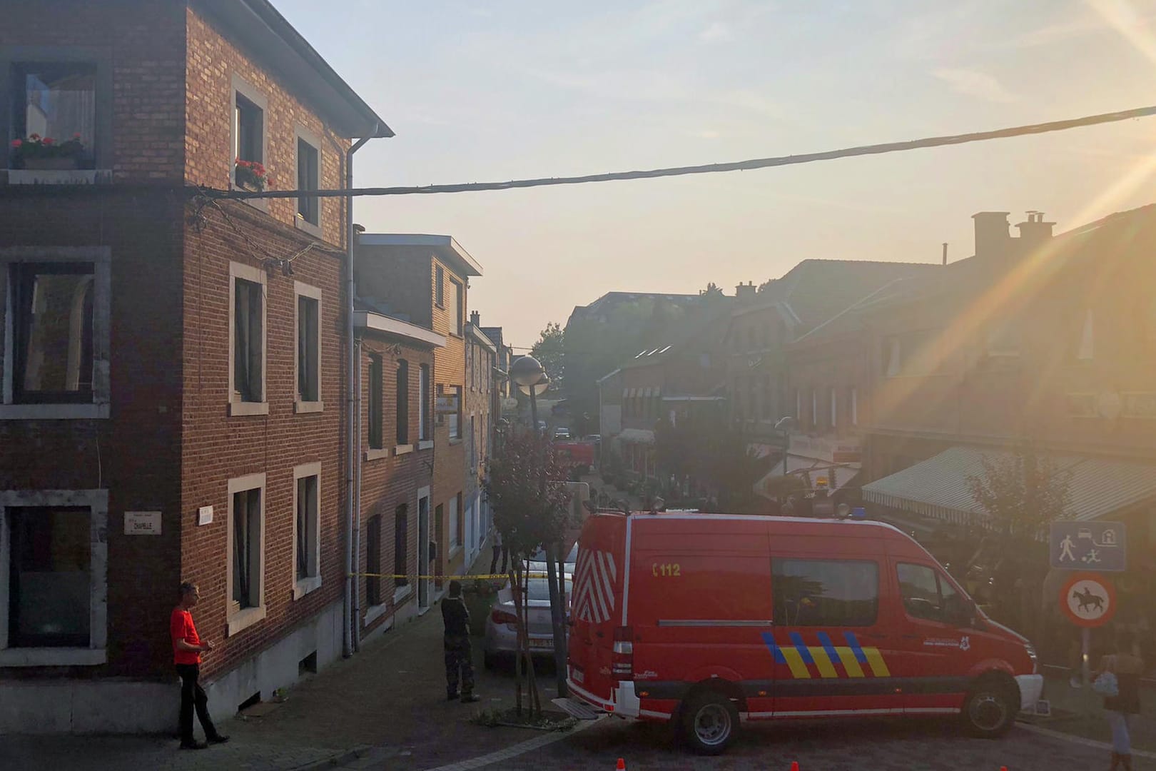 Die Polizei hat ein Restaurant in Belgien abgesperrt: Nahe der Grenze zu Deutschland sind am Mittwoch in dem Restaurant zwei Frauen erstochen worden.
