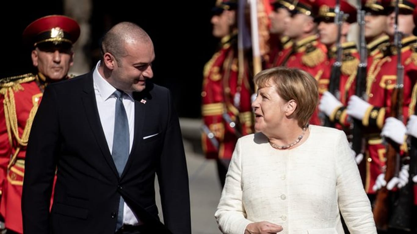 Bundeskanzlerin Angela Merkel wird mit militärischen Ehren von Mamuka Bachtadse, dem georgischen Ministerpräsidenten, empfangen.