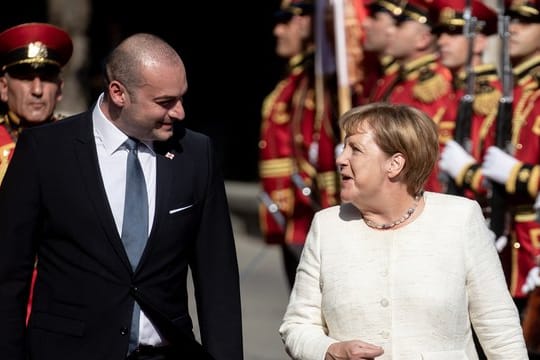 Bundeskanzlerin Angela Merkel wird mit militärischen Ehren von Mamuka Bachtadse, dem georgischen Ministerpräsidenten, empfangen.