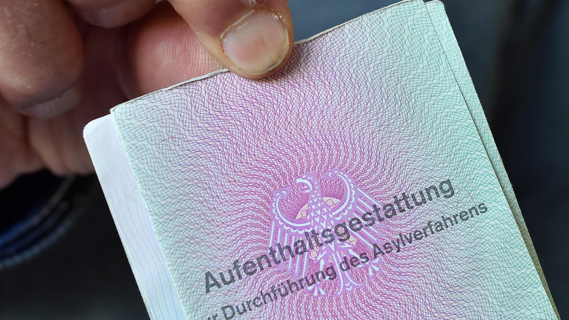 Ein Mann aus Syrien zeigt in der Gemeinschaftsunterkunft für Flüchtlinge seine Aufenthaltsgestattung: Insgesamt wurden an der Grenze zu Österreich seit Mitte Juni 150 Migranten angetroffen, die schon in einem anderen EU-Land einen Asylantrag gestellt haben. Ein Mann aus Syrien zeigt in der Gemeinschaftsunterkunft für Flüchtlinge seine Aufenthaltsgestattung: Insgesamt wurden an der Grenze zu Österreich seit Mitte Juni 150 Migranten angetroffen, die schon in einem anderen EU-Land einen Asylantrag gestellt haben.