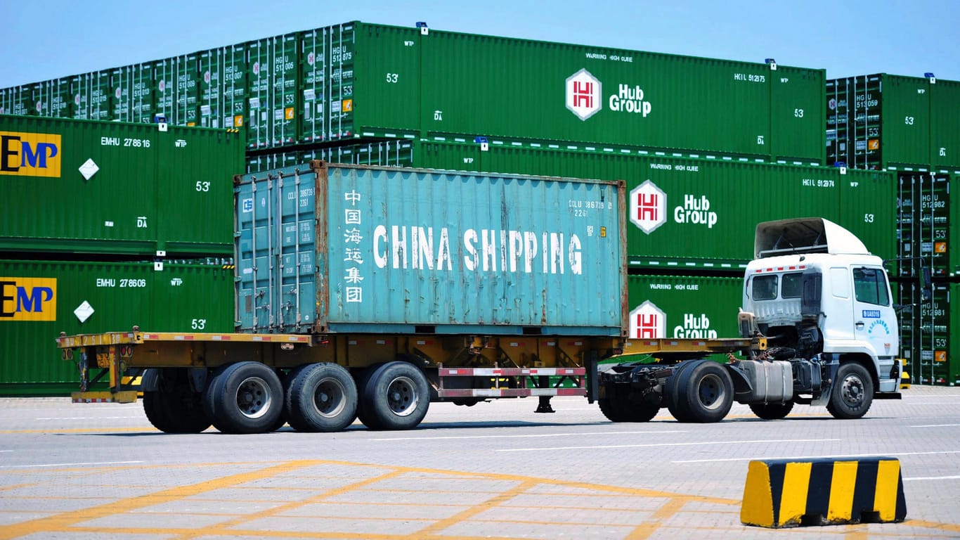 Container im Hafen von Qingdao in China: Die USA haben weitere Zölle in Kraft gesetzt.