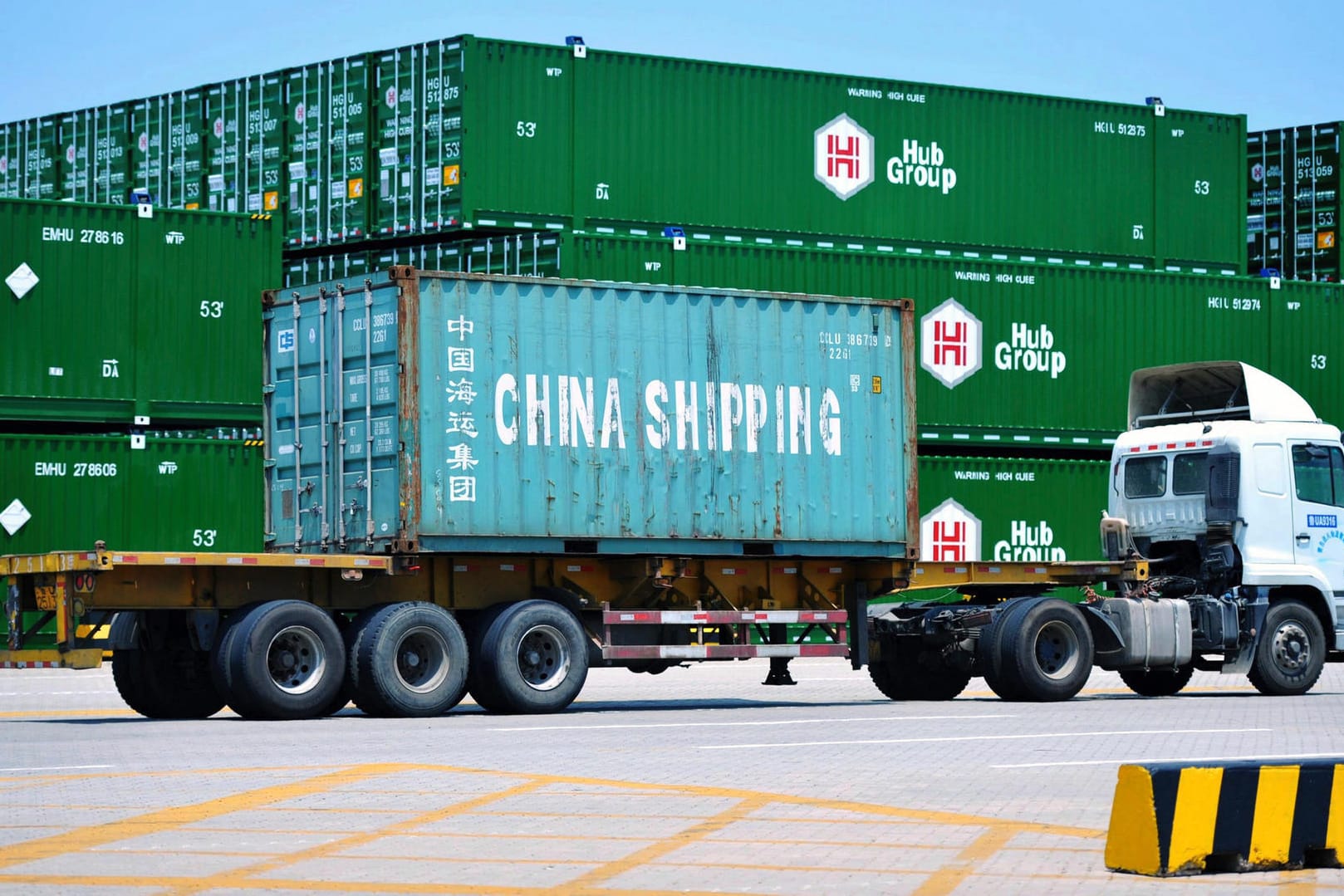 Container im Hafen von Qingdao in China: Die USA haben weitere Zölle in Kraft gesetzt.