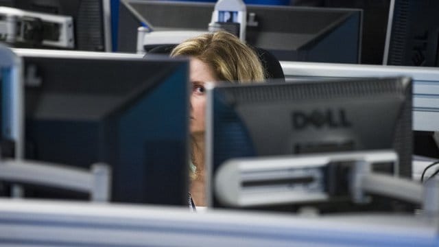 Arbeit im "National Cybersecurity and Communications Integration Center (NCCIC)", einer Einrichtung des Ministeriums für Innere Sicherheit der USA. Arbeit im "National Cybersecurity and Communications Integration Center (NCCIC)", einer Einrichtung des Ministeriums für Innere Sicherheit der USA.
