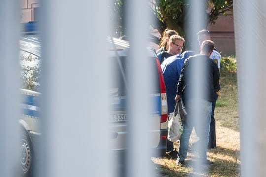 Polizisten bringen den Terrorverdächtigen Magomed-Ali C.
