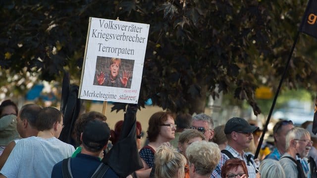 Bei dieser Demonstration der islamfeindlichen Pegida-Bewegung sorgte ein LKA-Mitarbeiter dafür, dass ein ZDF-Filmteam an der Arbeit gehindert wurde. Bei dieser Demonstration der islamfeindlichen Pegida-Bewegung sorgte ein LKA-Mitarbeiter dafür, dass ein ZDF-Filmteam an der Arbeit gehindert wurde.