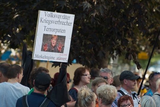Bei dieser Demonstration der islamfeindlichen Pegida-Bewegung sorgte ein LKA-Mitarbeiter dafür, dass ein ZDF-Filmteam an der Arbeit gehindert wurde.