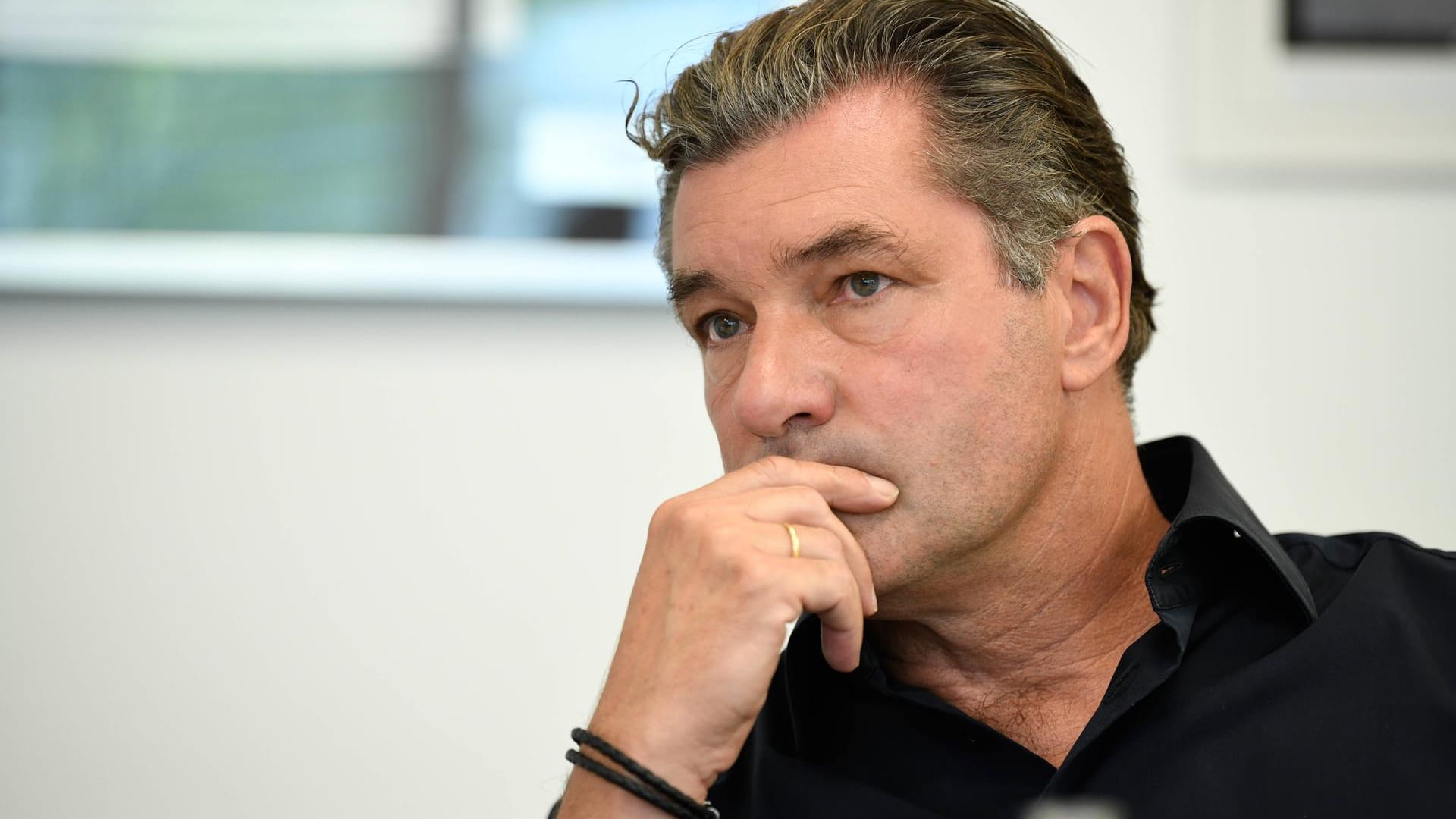 BVB-Manager Michael Zorc im Interview mit dem "Kicker", bei dem er sich deutlich zu Bayern-Präsident Uli Hoeneß und dessen neuesten Sticheleien geäußert hat.
