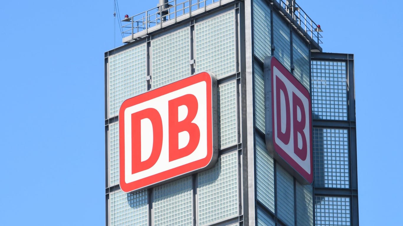 DB Logo am Hauptbahnhof