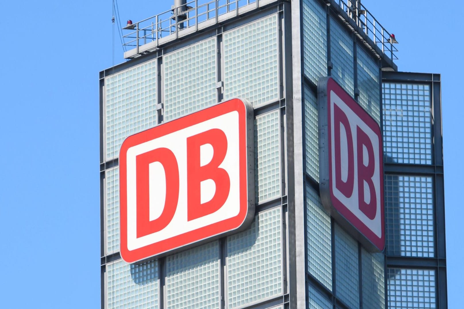 DB Logo am Hauptbahnhof