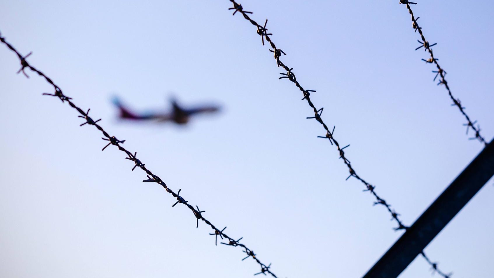 Startender Flieger am Köln Bonn Airport (Symbolbild): Nach einer neuen Länderinformation des BAMF sollen vorerst keine weiteren Uiguren mehr nach China abgeschoben werden. Die Minderheit ist dort Verfolgung ausgesetzt.