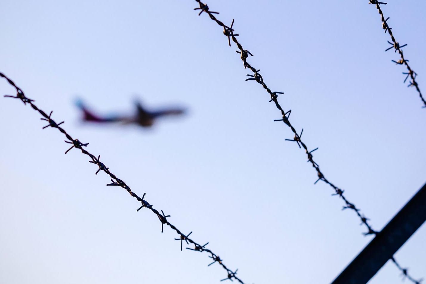 Startender Flieger am Köln Bonn Airport (Symbolbild): Nach einer neuen Länderinformation des BAMF sollen vorerst keine weiteren Uiguren mehr nach China abgeschoben werden. Die Minderheit ist dort Verfolgung ausgesetzt.