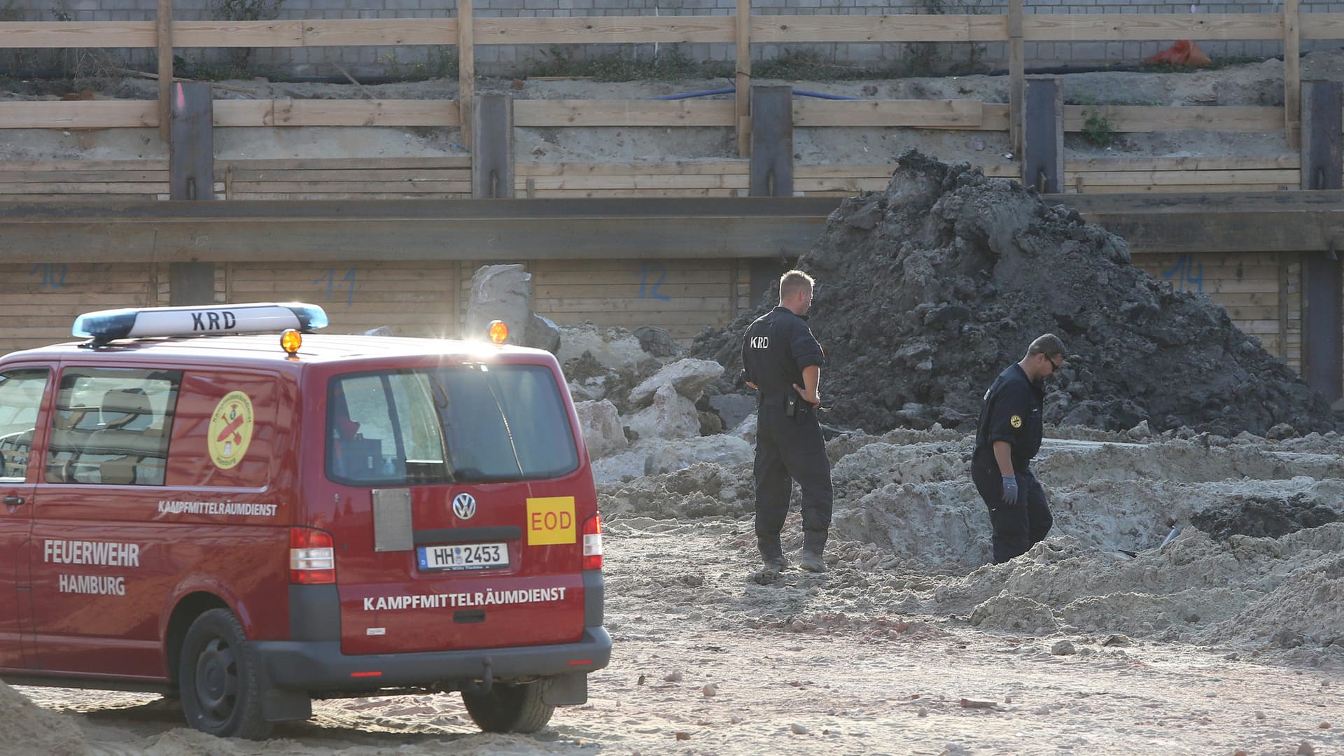 Mitarbeiter des Kampfmittelräumdiensts sind im Einsatz: Auf einer Baustelle im Stadtteil Wandsbek wurde eine Fliegerbombe aus dem Zweiten Weltkrieg gefunden. Das Gebiet wurde um den Fundort wurde abgesperrt. Mitarbeiter des Kampfmittelräumdiensts sind im Einsatz: Auf einer Baustelle im Stadtteil Wandsbek wurde eine Fliegerbombe aus dem Zweiten Weltkrieg gefunden. Das Gebiet wurde um den Fundort wurde abgesperrt.