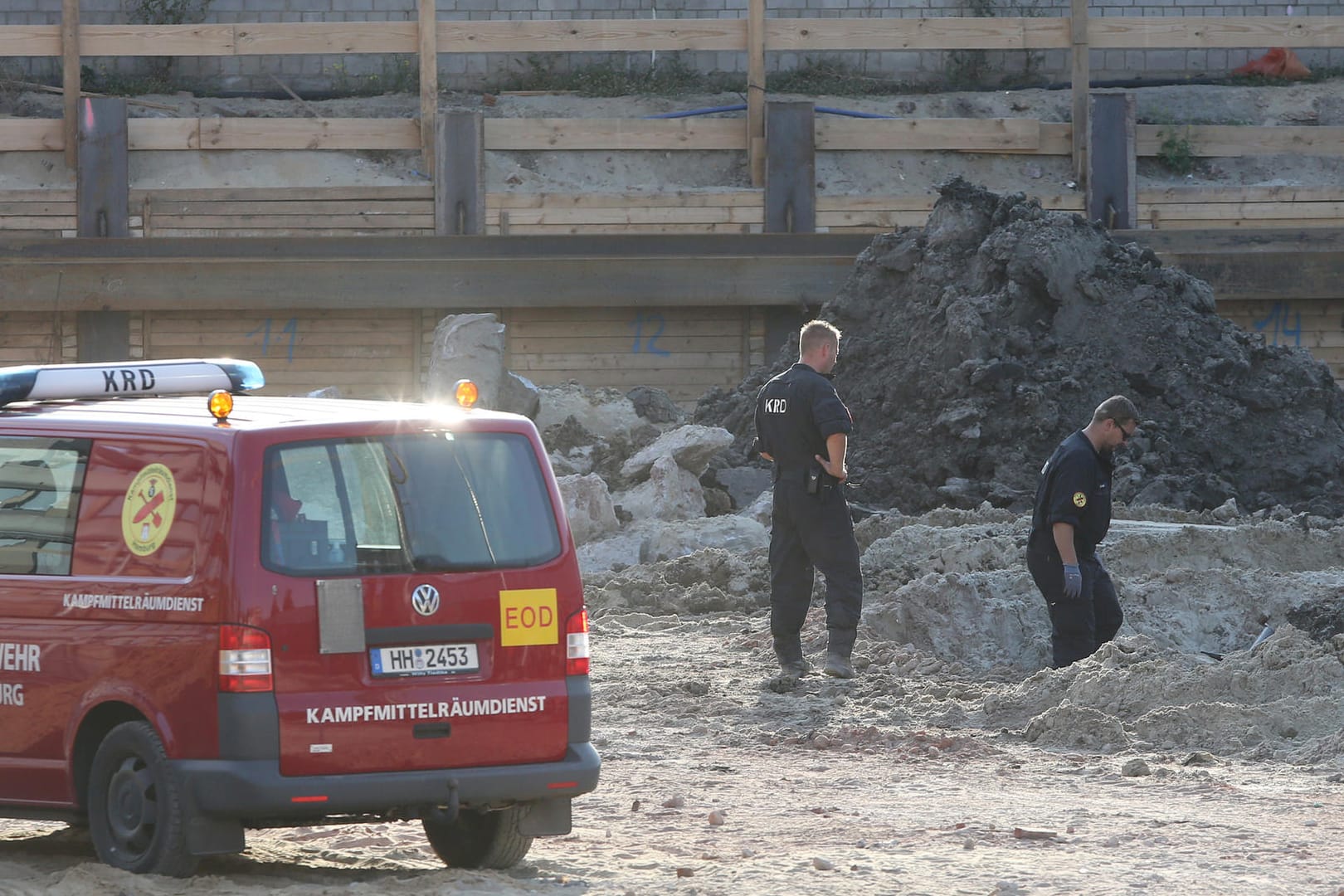Mitarbeiter des Kampfmittelräumdiensts sind im Einsatz: Auf einer Baustelle im Stadtteil Wandsbek wurde eine Fliegerbombe aus dem Zweiten Weltkrieg gefunden. Das Gebiet wurde um den Fundort wurde abgesperrt.