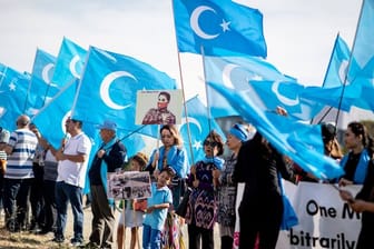 Demonstranten fordern in Berlin eine Verbesserung der Situation der Uiguren.