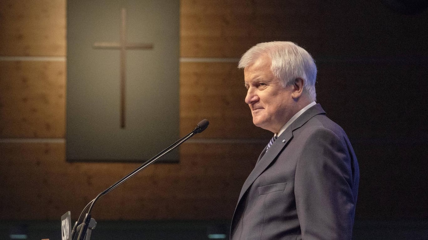 Horst Seehofer auf einem CSU-Parteitag 2017: Der Heimatminister will eine Debatte über Religion anstoßen.