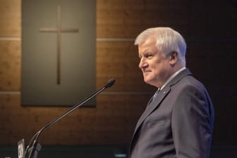 Horst Seehofer auf einem CSU-Parteitag 2017: Der Heimatminister will eine Debatte über Religion anstoßen.