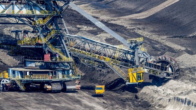 Ein riesiger Schaufelradbagger arbeitet im Braunkohletagebau Jänschwalde. Ein riesiger Schaufelradbagger arbeitet im Braunkohletagebau Jänschwalde.